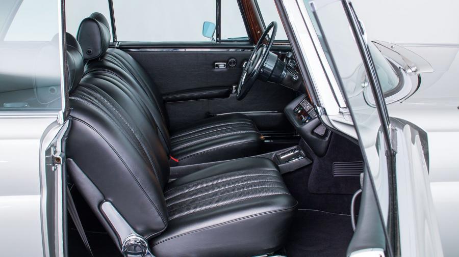 Интерьер Mercedes-Benz 280 SE 3.5 Coupe (W111) 1970 года  (фото 19 из 20)